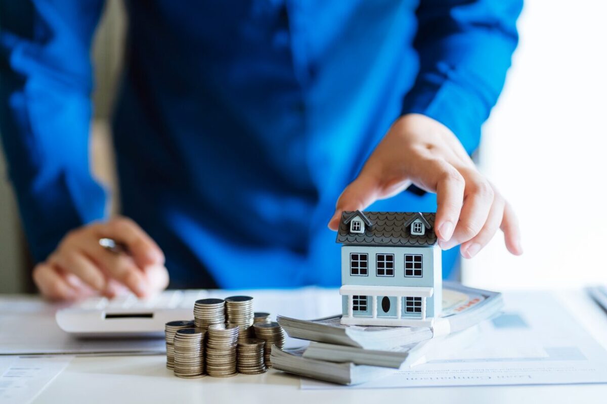 Blue White Modern Pitch Deck Presentation (5) Blue White Modern Pitch Deck Presentation (5)